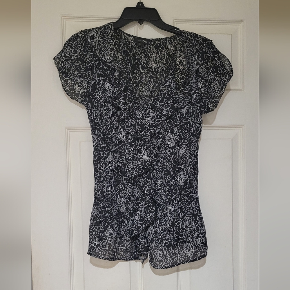 East 5th Black & White Swirl Floral Short Sleeve Blouse